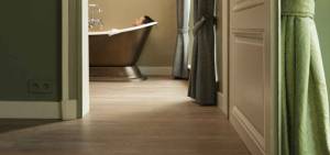 Salle de bain sol parquet liège