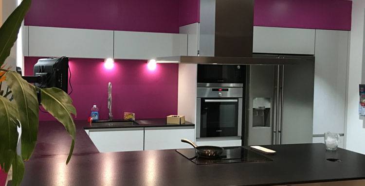 Aménagement cuisine avec îlot central en maison hotte et plan de travail en zoom