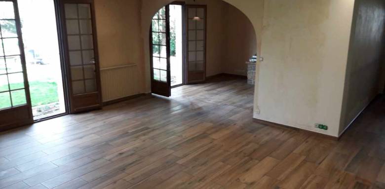 Maison de plain-pied carrelage lames clipsables décor parquet La Maison Des Travaux