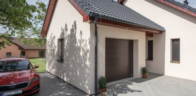 Garage en parpaing, accolé à la maison