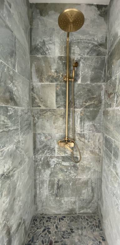 Création d'une salle de bain, matériau naturel marbre vert et colonne doré