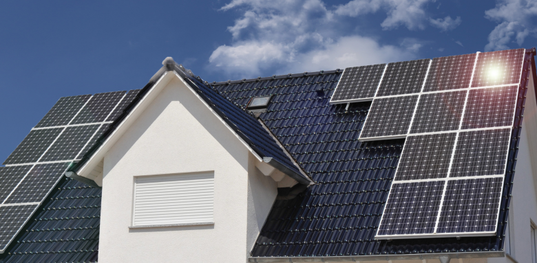 Panneaux solaires sur toiture : une solution écologique et économique pour réduire votre consommation d'énergie.