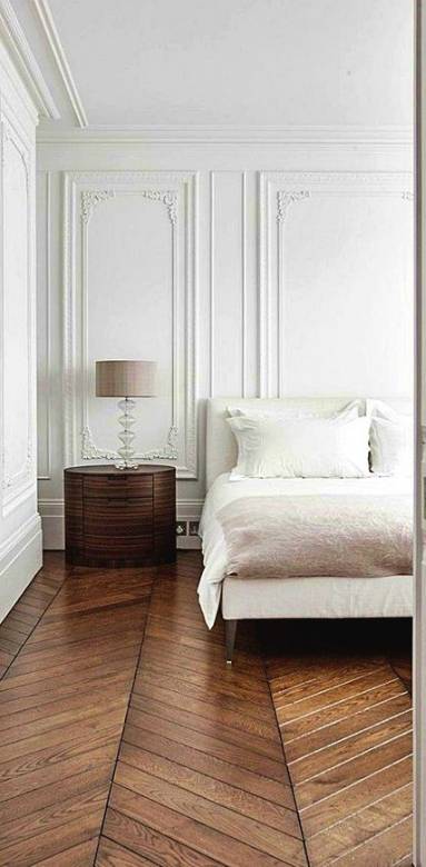 Pose d'un parquet point de Hongrie dans une chambre 