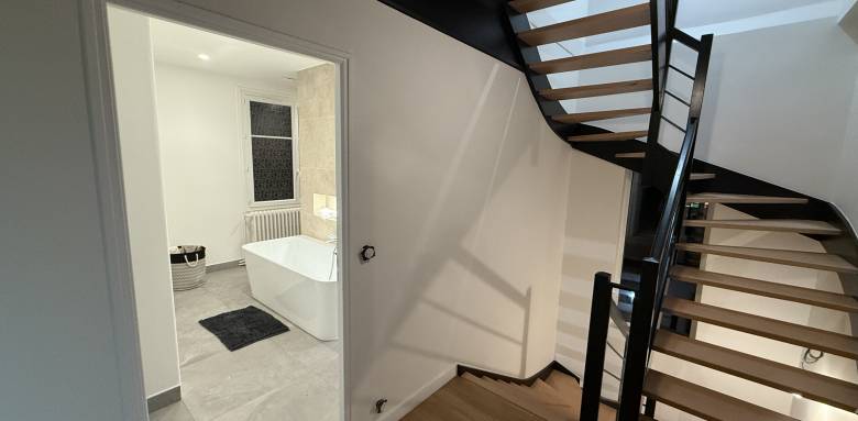 Palier étage et nouvelle grande salle de bain