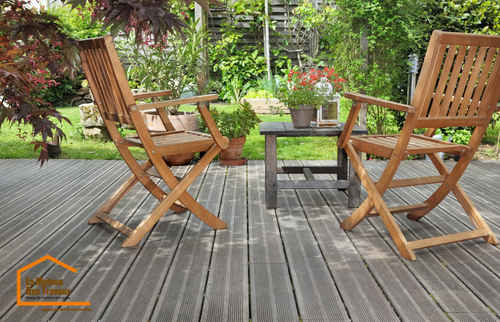 Terrasse avec plancher en bois noir 