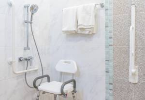 Créer une salle de bain pour personne à mobilité réduite