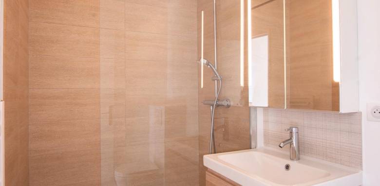 Une salle de bain moderne lumineuse - Le Chesnay