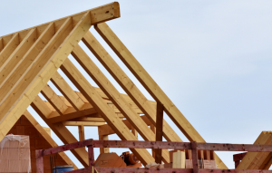 Surélever sa toiture : la solution maligne pour agrandir sans empiéter sur le jardin