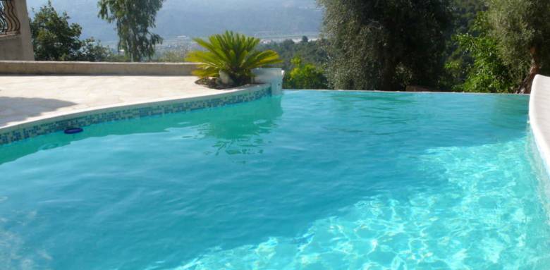 piscine à débordement 