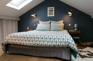 Aménager une chambre mansardée avec mur coloré - Rochefort 17