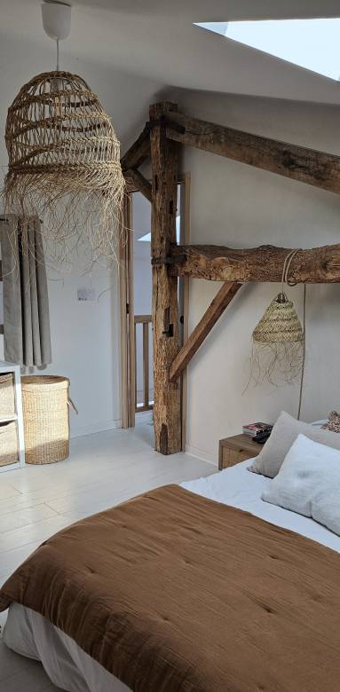Rénovation combles anciennes maison pour chambres avec poutres et solives traites-restaurées 