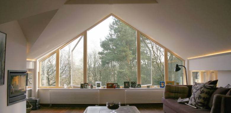 Fenêtre triangulaire en pignon grand format