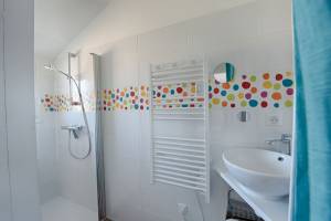  Revêtement mural de salle de bain en faïence avec frise colorée - Montauban 82