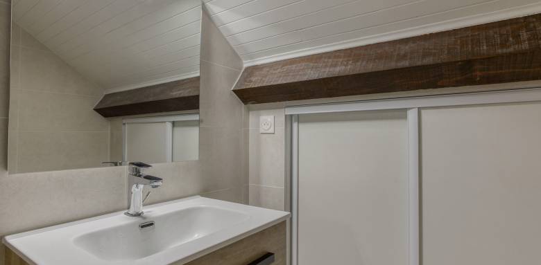 meuble vasque imitation bois et rangements en sous pente