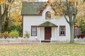 Poser une clôture sur terrain en pente La Maison Des Travaux Ales