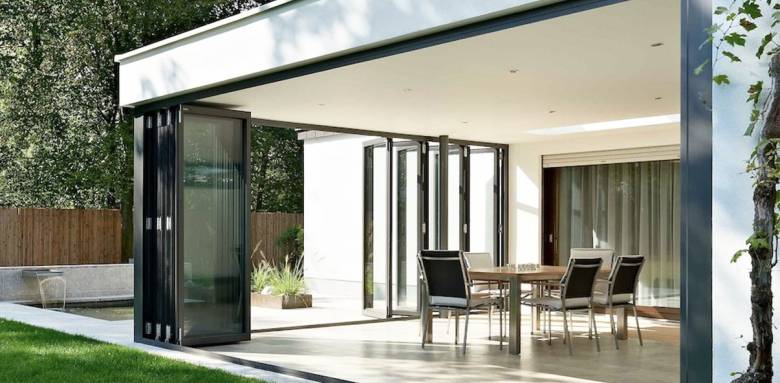 Baie vitrée accordéon ouverte