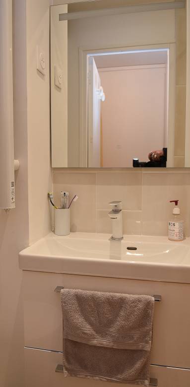 douche dans un studio de 15 à 16 m² à Paris 18