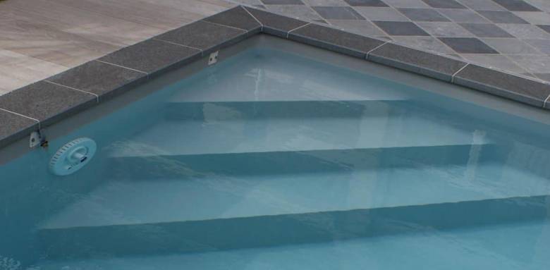 Escalier d'angle de piscine