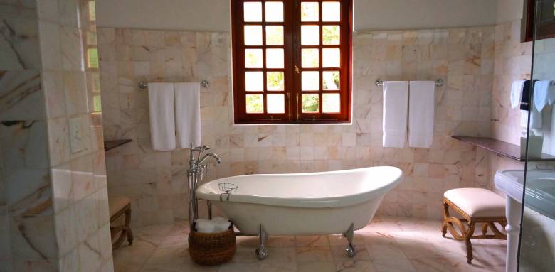 Agrandir une salle de bain avec du carrelage