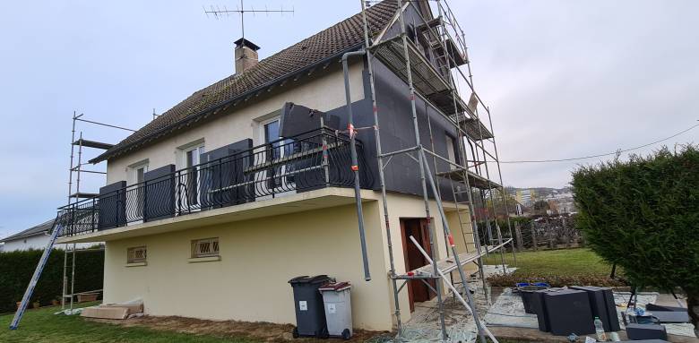 Collage des plaques de polystyrène avant chevillage