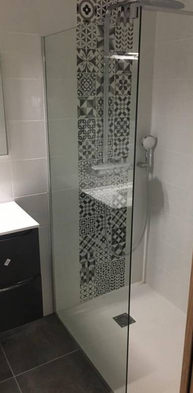 Frise en faience verticale salle d'eau