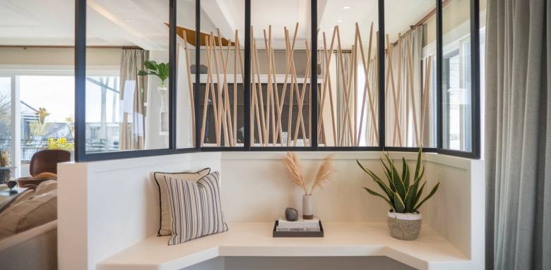 Un espace transformé : cette entrée rénovée allie esthétique et fonctionnalité,créant une transition harmonieuse entre l'extérieur et le salon grace à des matériaux modernes et une décoration soignée.