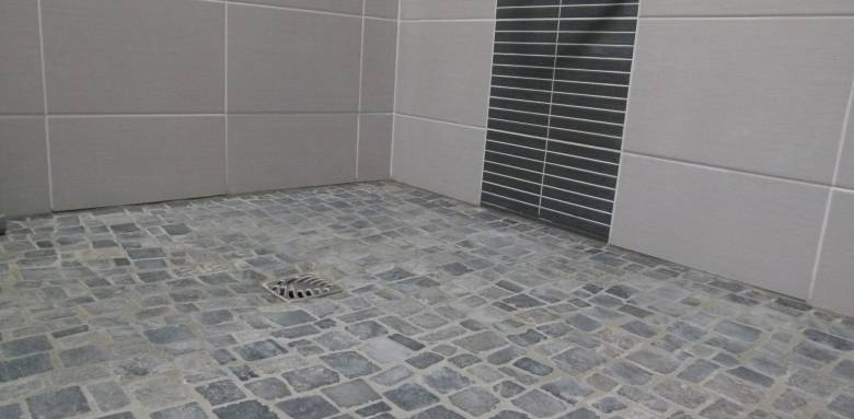 Salle de bain avec plancher chauffant