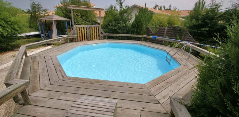 Piscine hexagone et terrasse bois esprit cosy