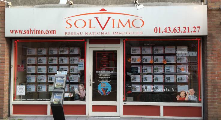 La vitrine de l'agence immobilière avant les travaux