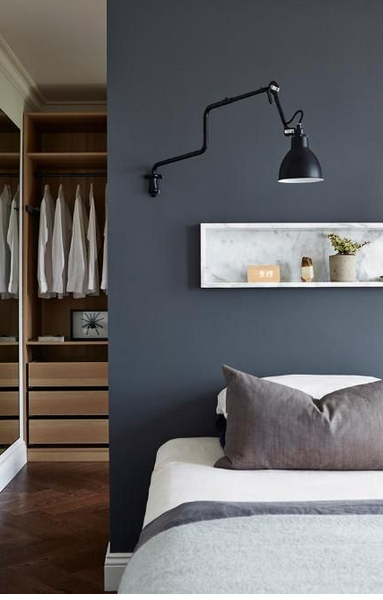 Dressing  ouvert derrière lit