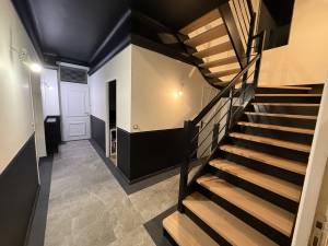 Rénovation porte couloir sols murs escaliers