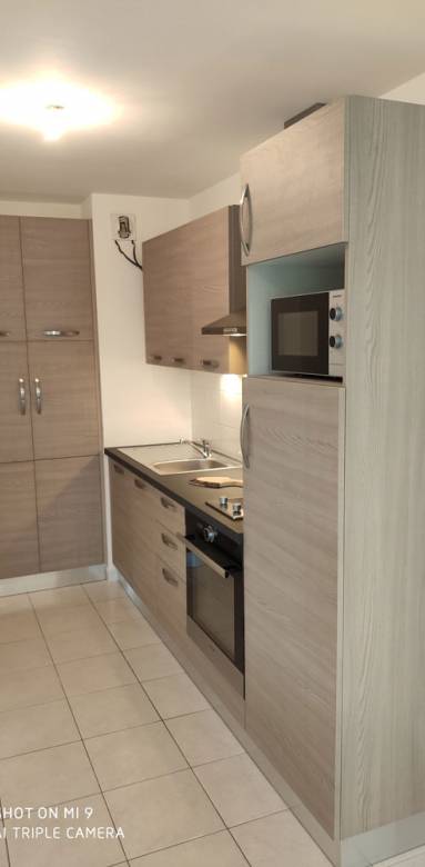 Rénovation de cuisine linéaire avec mobilier sur mesure