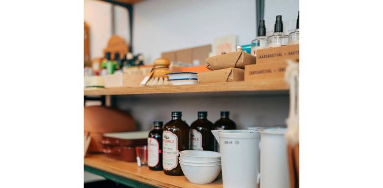 Comment aménager un espace pour ranger aspirateur, balais et produits ménagers ? - Viessoix 14410