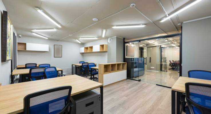 des cloisons de verre pour séparer les espaces