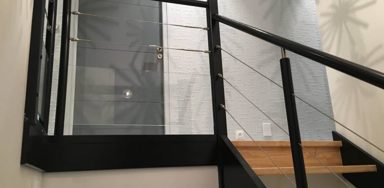 Escalier métal et bois avec garde-corps métal à lisses