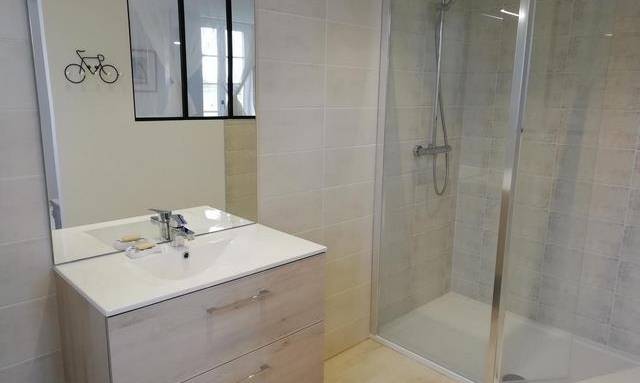 Espace toilette salle d'eau avec vasque près de chambre parentale derrière verrière