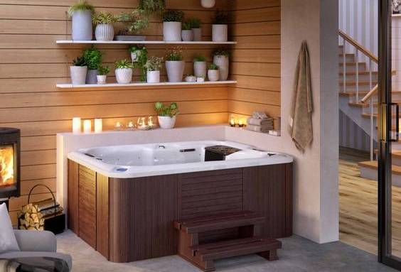 Salle de bain avec jacuzzi revêtement bois - Hyères 83