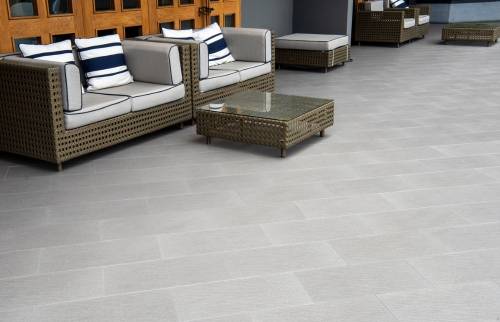 terrasse carrelage avec fauteuil 