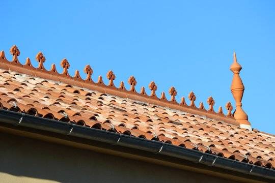 Arête de faîtage sculptée avec épi en terre cuite