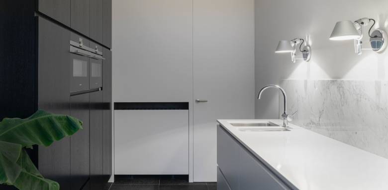 Cuisine couloir minimaliste à Houdan