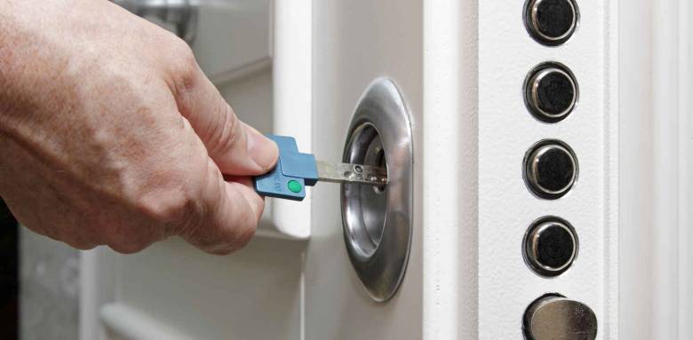 Installer une porte d'entrée à Auray