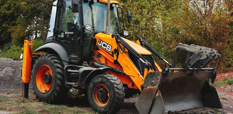 tractopelle en train de débuter des travaux de terrassement