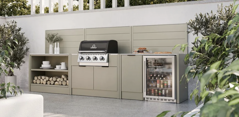 Des couleurs claires qui se marient parfaitement avec la terrasse pour cette belle cuisine extérieure