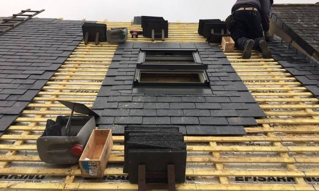 Réalisation de la couverture en ardoise après la pose du sarking - Nantes 44