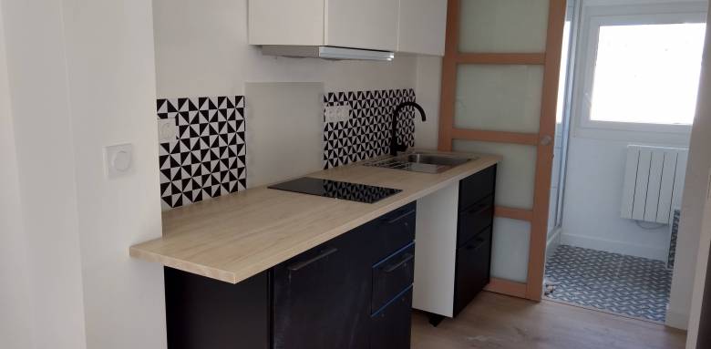 Travaux d'aménagement de cuisine dans un petit appartement à Bouc-Bel-Air (13)