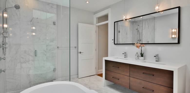 Rénovation d’une salle de bain de 10 m² : modernité et confort au quotidien