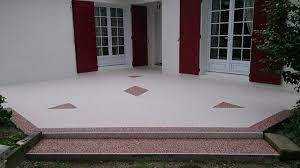 terrasse en  dalles béton avec motifs géométriques