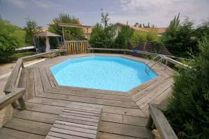 Piscine hexagone et terrasse bois esprit cosy