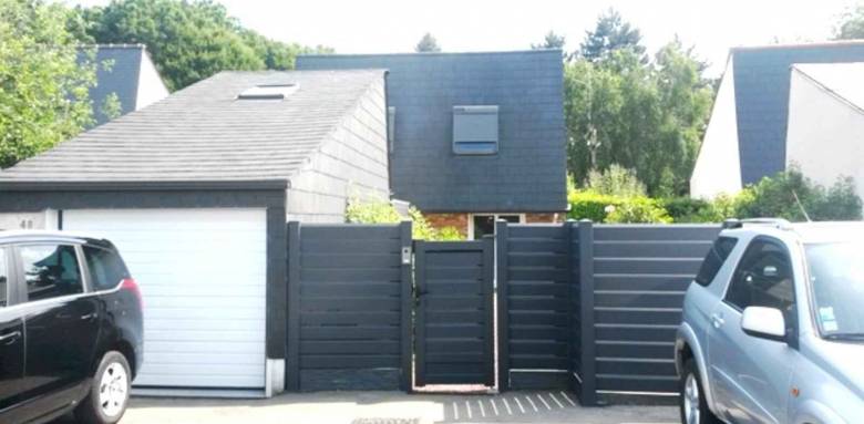 Un portail moderne avec portillon 