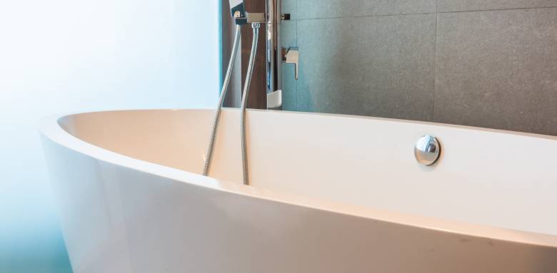 Comment choisir entre une baignoire ou une douche dans sa salle de bain ?